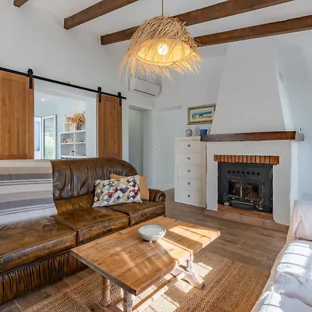 Villa Cayetana - Spacious 4-bedroom With Private Pool Terrace & Bbq *